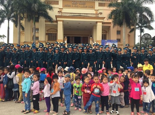 Trường mầm non Hoa Thủy Tiên tổ chức cho học sinh tham quan dã ngoại tại bảo tàng Phòng không- Không quân và xem múa rối nước